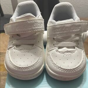 Munchkin by Stride Rite size 4M White Kids Sneakers with Velcro